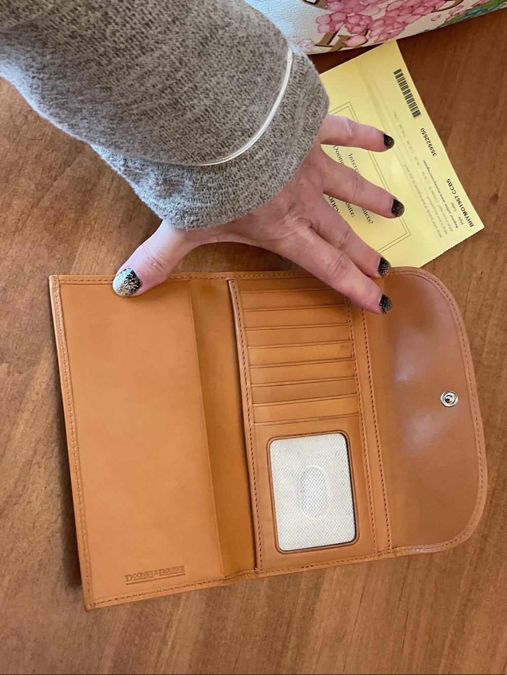 Dooney & Bourke Cream Hydrangea Large Sac - Picture 15 of 16